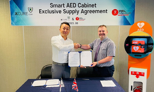 이선종(왼쪽) 엑스큐어 총괄 사장과 조나단 길브룩 웰 메디칼 대표